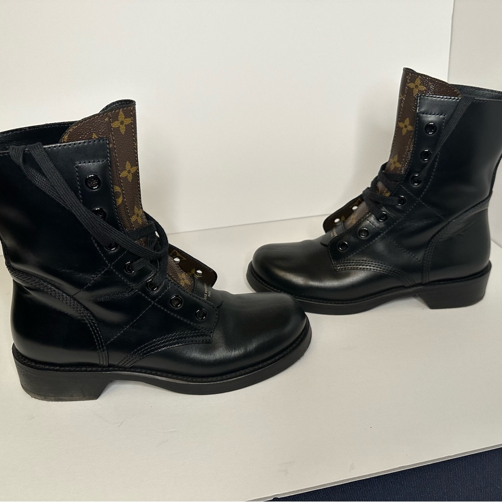Louis Vuitton - Metropolis Flat Ranger Like New, Size 40